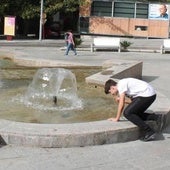 Un joven se refresca en la fuente de la plaza de la Constitución de Jaén, en una imagen de archivo.
