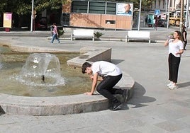 Un joven se refresca en la fuente de la plaza de la Constitución de Jaén, en una imagen de archivo.