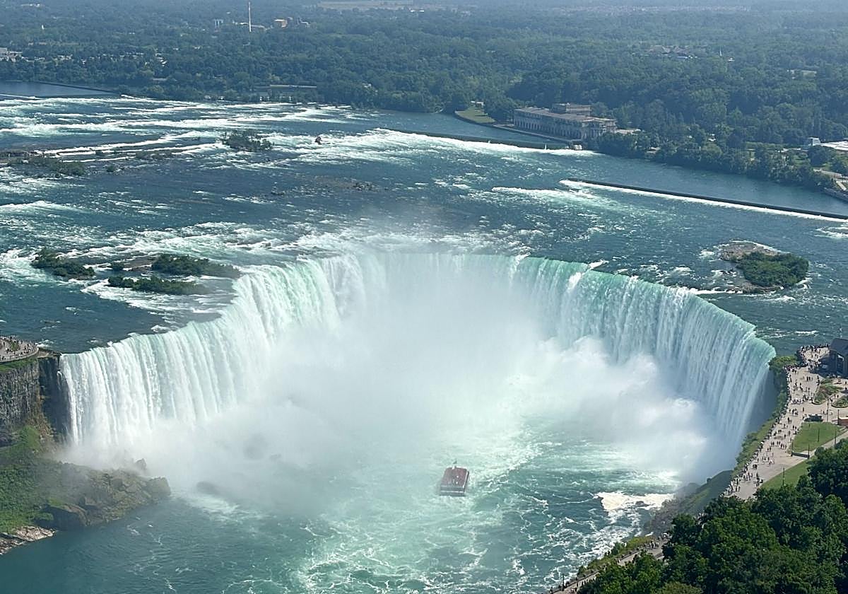 Ahí, en ese barco, vamos nosotros.