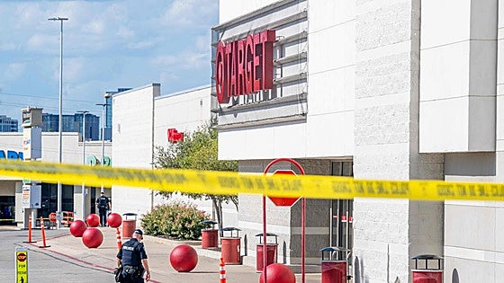 Mueren al menos tres personas en un tiroteo en un centro comercial de Texas