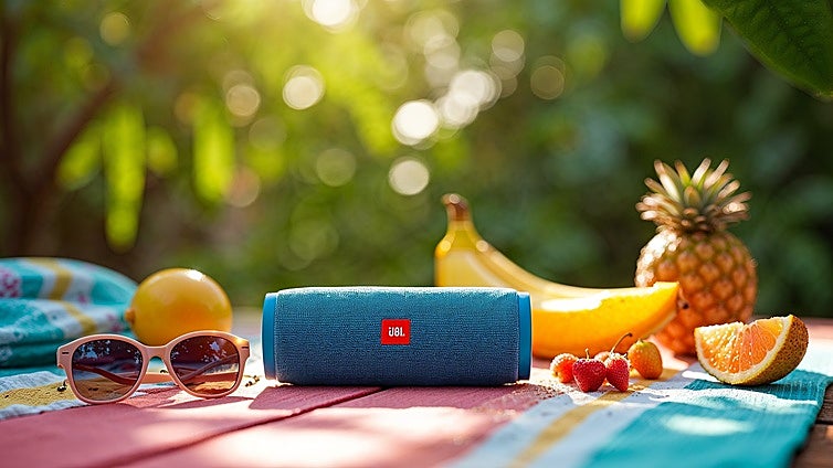 El altavoz portátil JBL Charge 5 lo tiene todo: batería potente, resistencia al agua y sonido de calidad