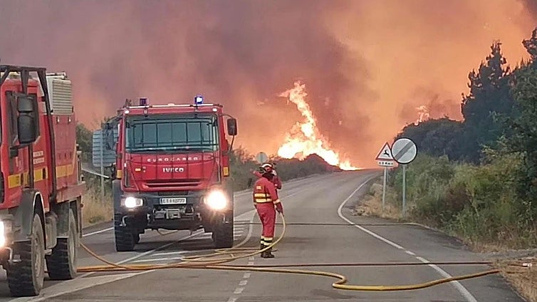 El fuego asola León y Zamora: diez incendios activos y más de 3.700 vecinos desalojados de sus casas