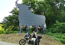 Julio Álamo celebra llegar al último toro de Osborne en Matsunoyama Onsen (Japón).