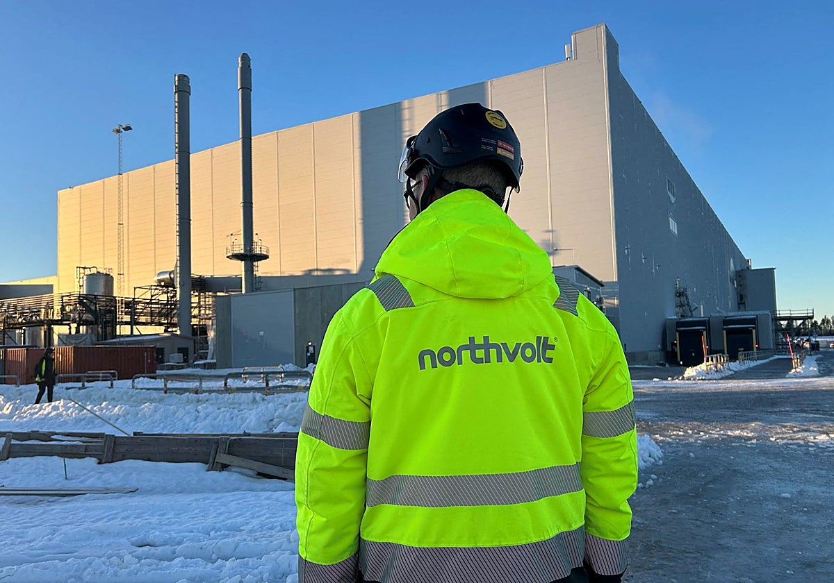 Un operario de Northvolt antes del cierre de la planta de Skelleftea.