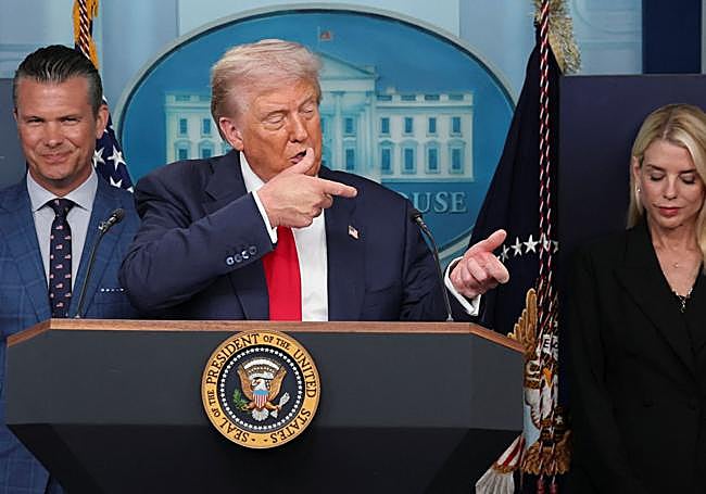 Donald Trump, en la comparecencia de este lunes junto a Pete Hegseth y Karoline Leavitt.