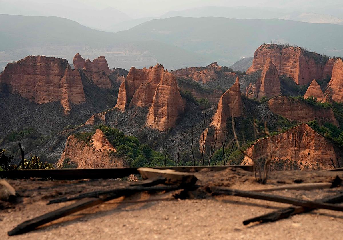 Vistas desde el mirador de Orellana muestra el paisaje de Las Médulas lleno de ceniza.