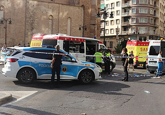 A la derecha la ambulancia que ha atropellado a la menor al no poder esquivarla.