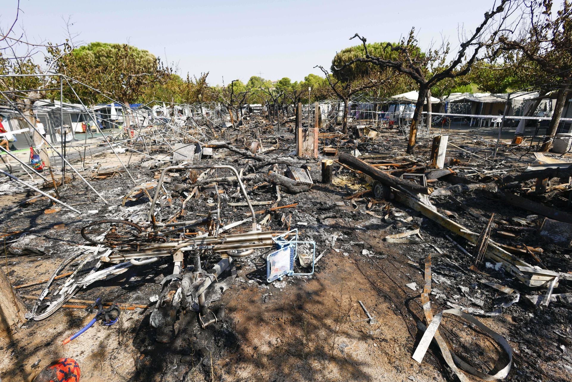 Restos de un camping en El Vendrell (Tarragona), donde han sido desalojadas unas 1.800 personas