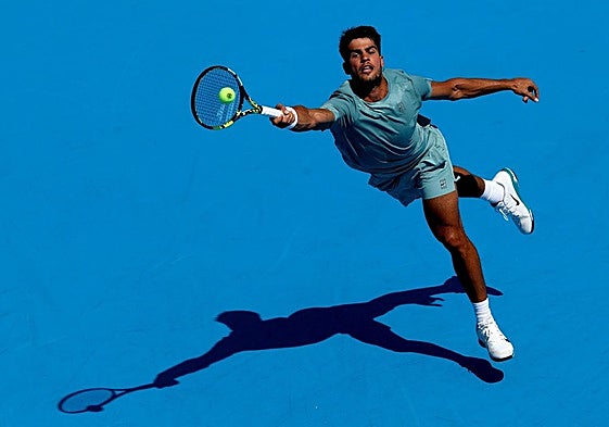 Carlos Alcaraz, este martes en un lance de su partido frente a Hamad Medjedovic.