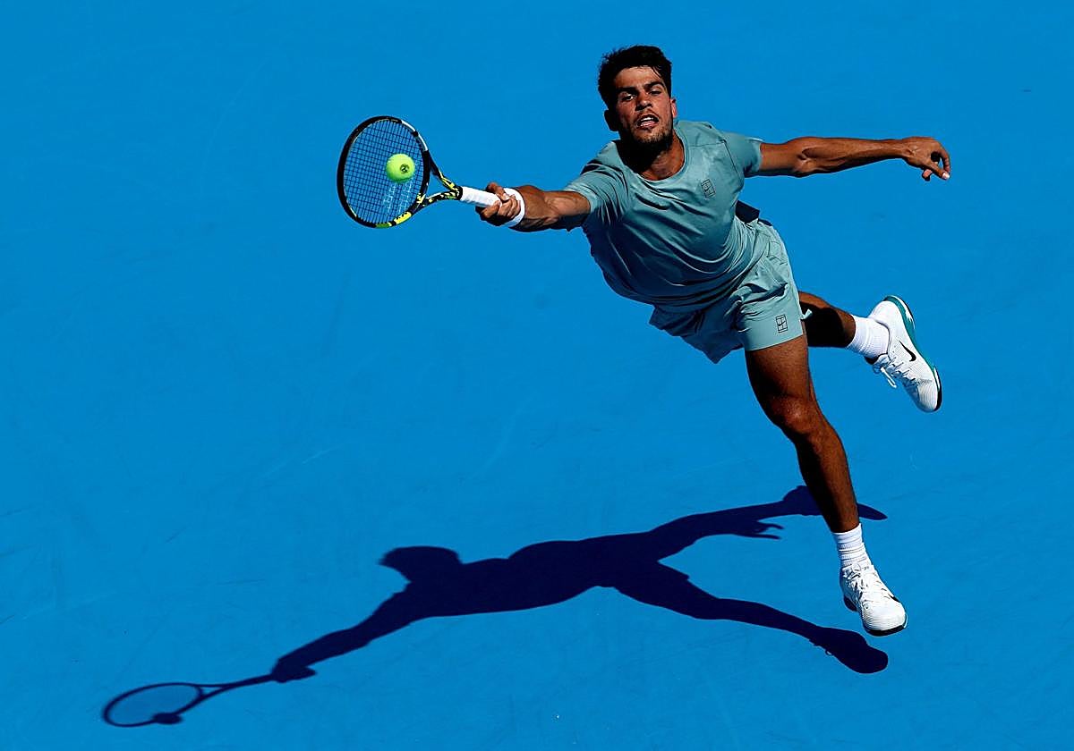 Carlos Alcaraz, este martes en un lance de su partido frente a Hamad Medjedovic.