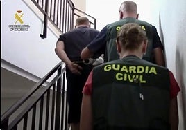 Agentes de la Guardia Civil con el detenido.