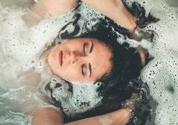Dormir con el cabello húmedo no te refresca: te rompe el pelo y algo más