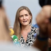 Sara Aagesen atiende a los medios tras la visita a la playa de Camposoto.