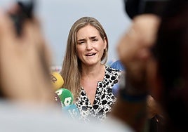 Sara Aagesen atiende a los medios tras la visita a la playa de Camposoto.