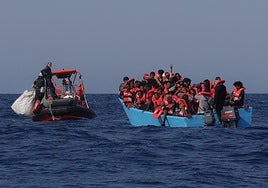 Imagen de archivo. Rescate de migrantes a bordo de un barco abarrotado.