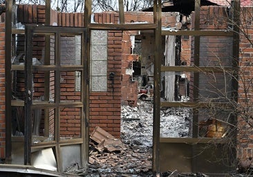 Vista de una casa dañada por el incendio de Tres Cantos, Madrid.