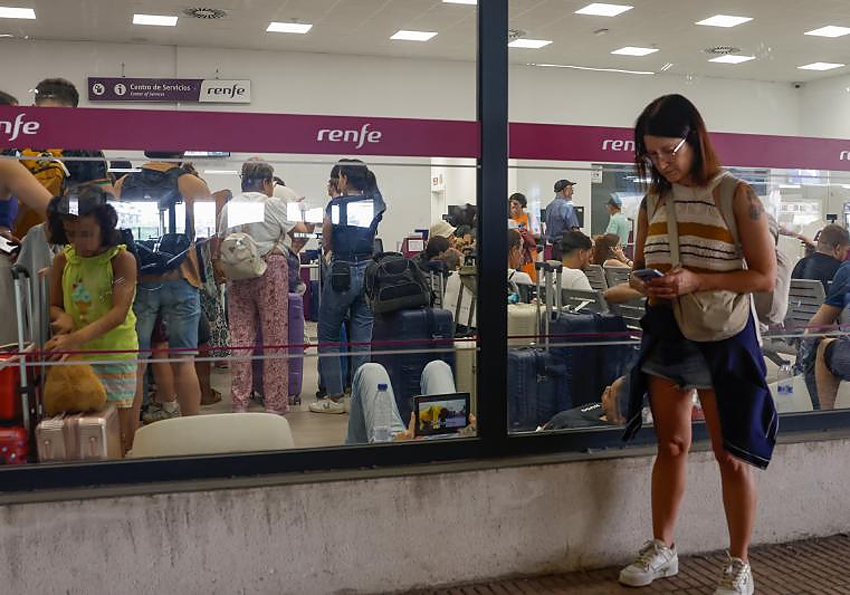 Viajeros en la estación de Chamartín en Madrid este martes