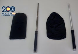 Pasamontañas y algunas armas que utilizaban para echar a los okupas.