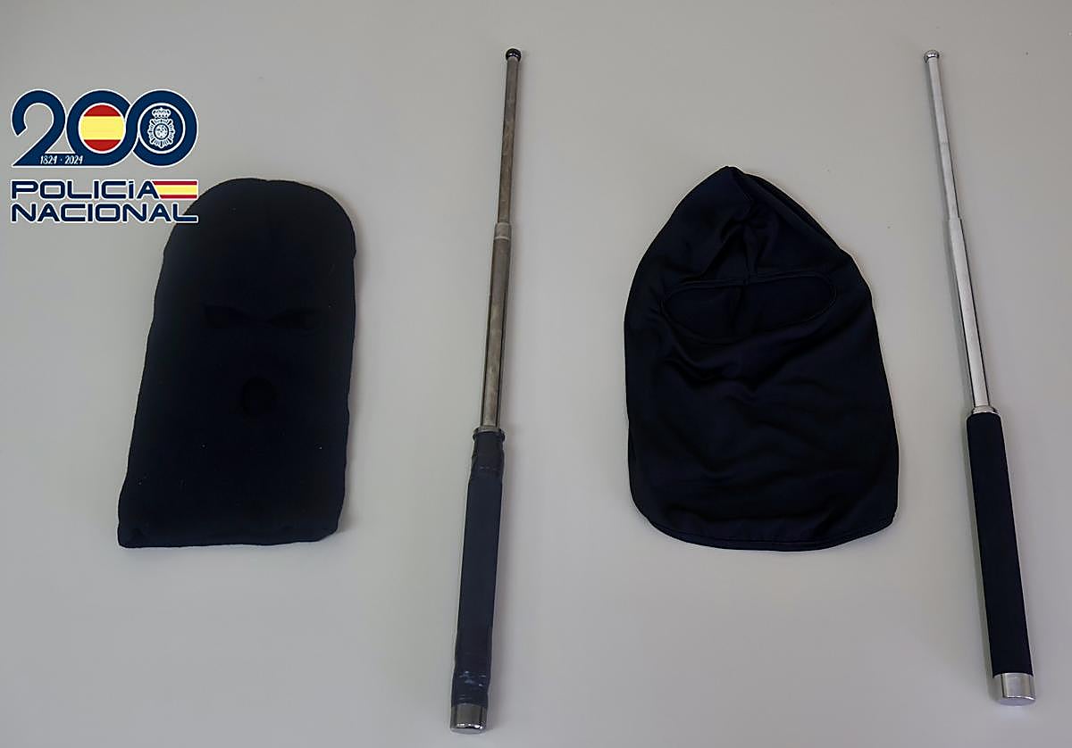 Pasamontañas y algunas armas que utilizaban para echar a los okupas.