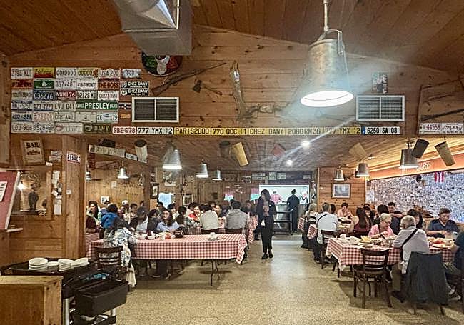 Comedor en la plantación de arces.