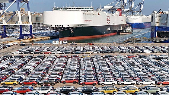 China sigue usando el Canal de Suez para enviar sus coches