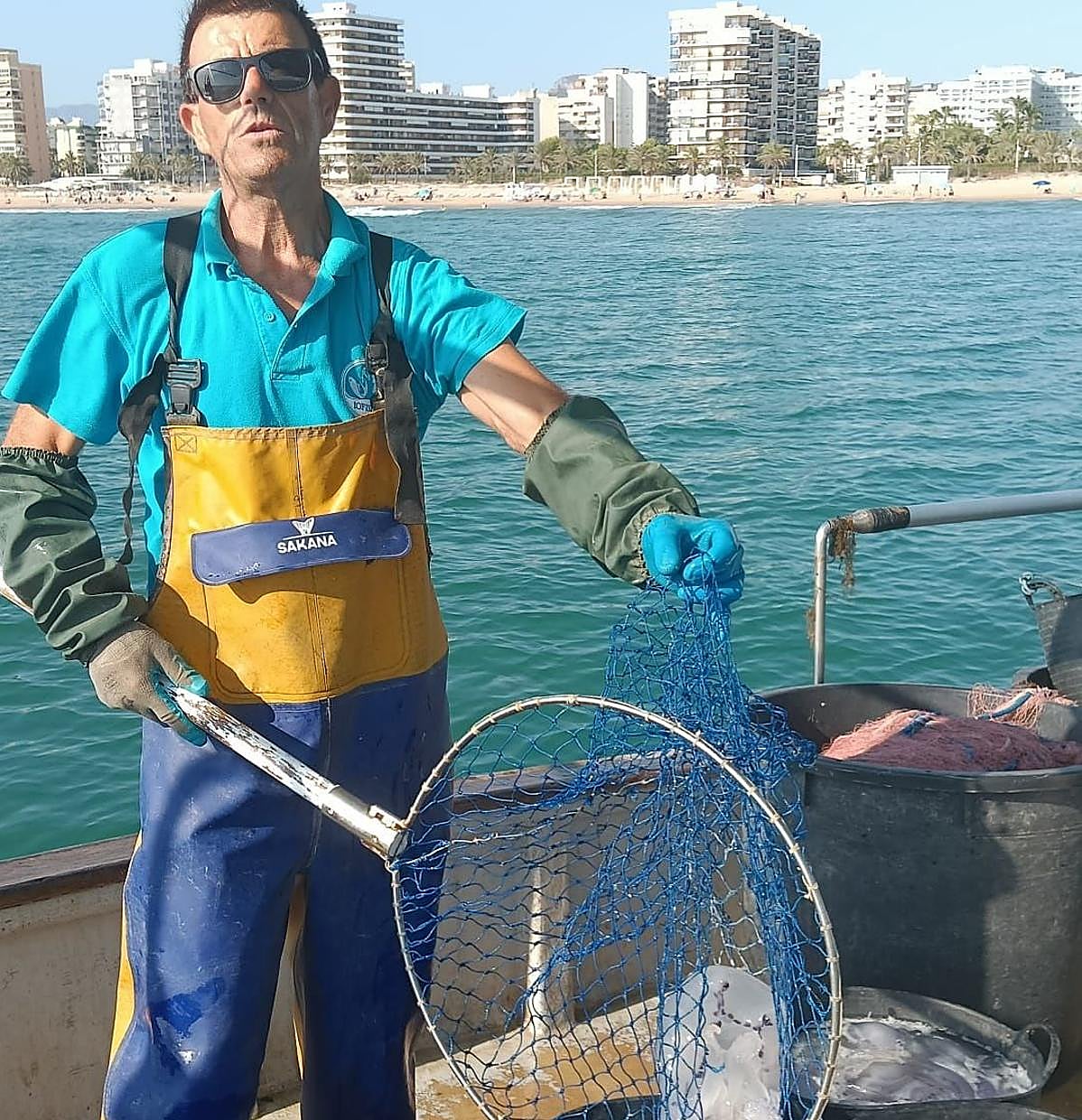 Miguel, con medusas capturadas ante la playa de Gandía.