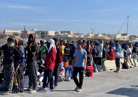 Decenas de migrantes esperan en la isla italiana de Lampedusa.