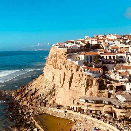 Un pueblo blanco sobre un acantilado: así es el destino costero más bonito de Portugal