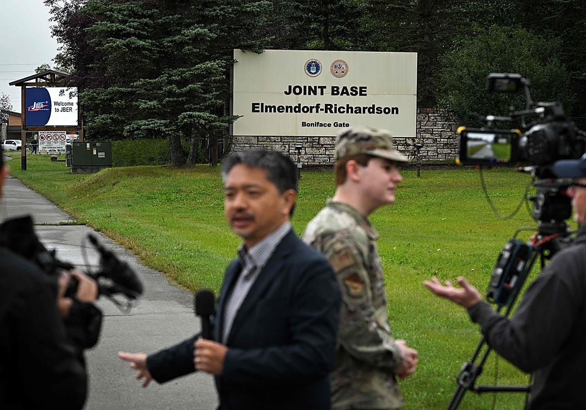 Periodistas y militares en la base que acogerá la reunión entre Trump y Putin en Anchorage