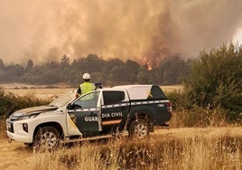 Agente de la Guardia Civil vigila un incendio.