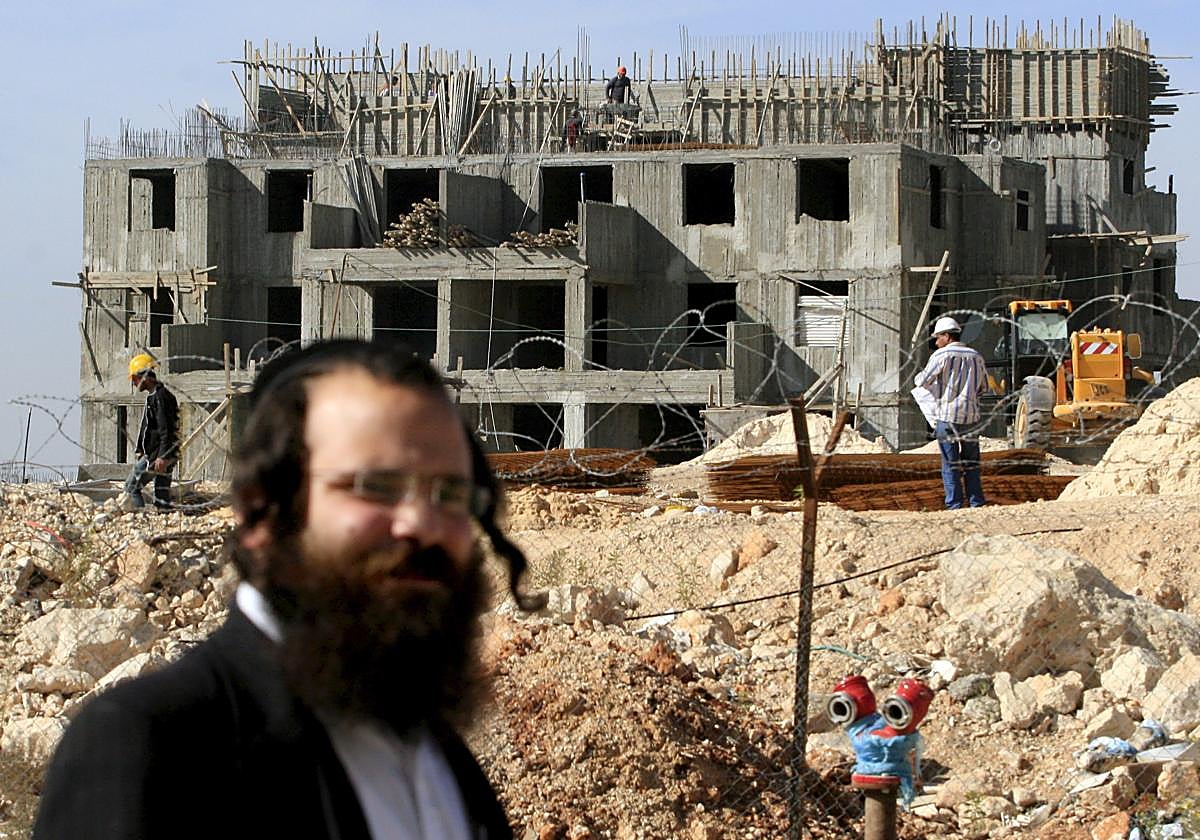 Un colono judío junto a la construcción de una casa en Cisjordania.