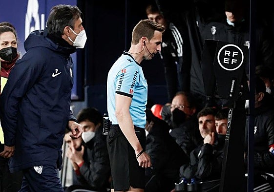 El árbitro Pizarro Gómez revisa una jugada en el monitor de VAR.