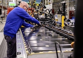 Un operario ensambla una batería en una fábrica del Grupo Volkswagen