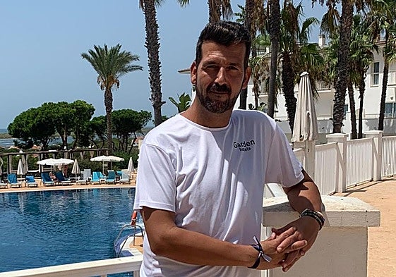 Carlos Vega lleva como animador de hotel un total de 17 años.