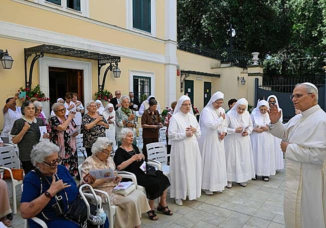 León XIV saluda al personal de la residencia de Castel Gandolfo.