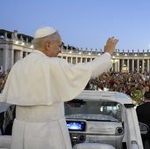 El Papa saluda a los miles de jóvenes que llegaron a Roma para el Jubileo.