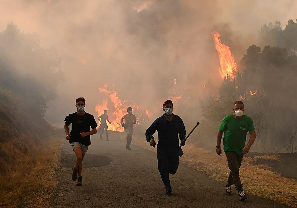 La gente huye de las llamas en Larouco, en Ourense.