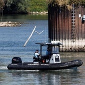 Una lancha de los gendarmes franceses en el río Sena.