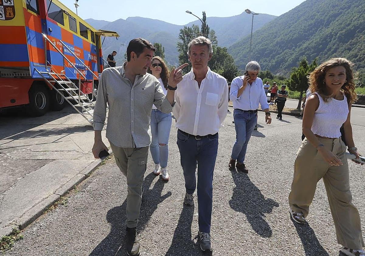 Alberto Núñez Feijóo visita el puesto de mando avanzado de Palacios del Sil, en León.