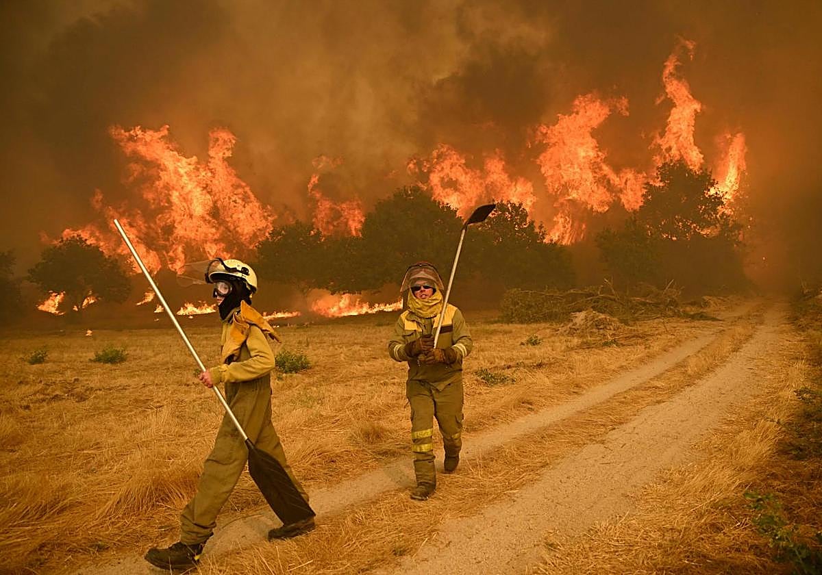 Bomberos ante uno de los incendios en la comarca de Verín, Orense