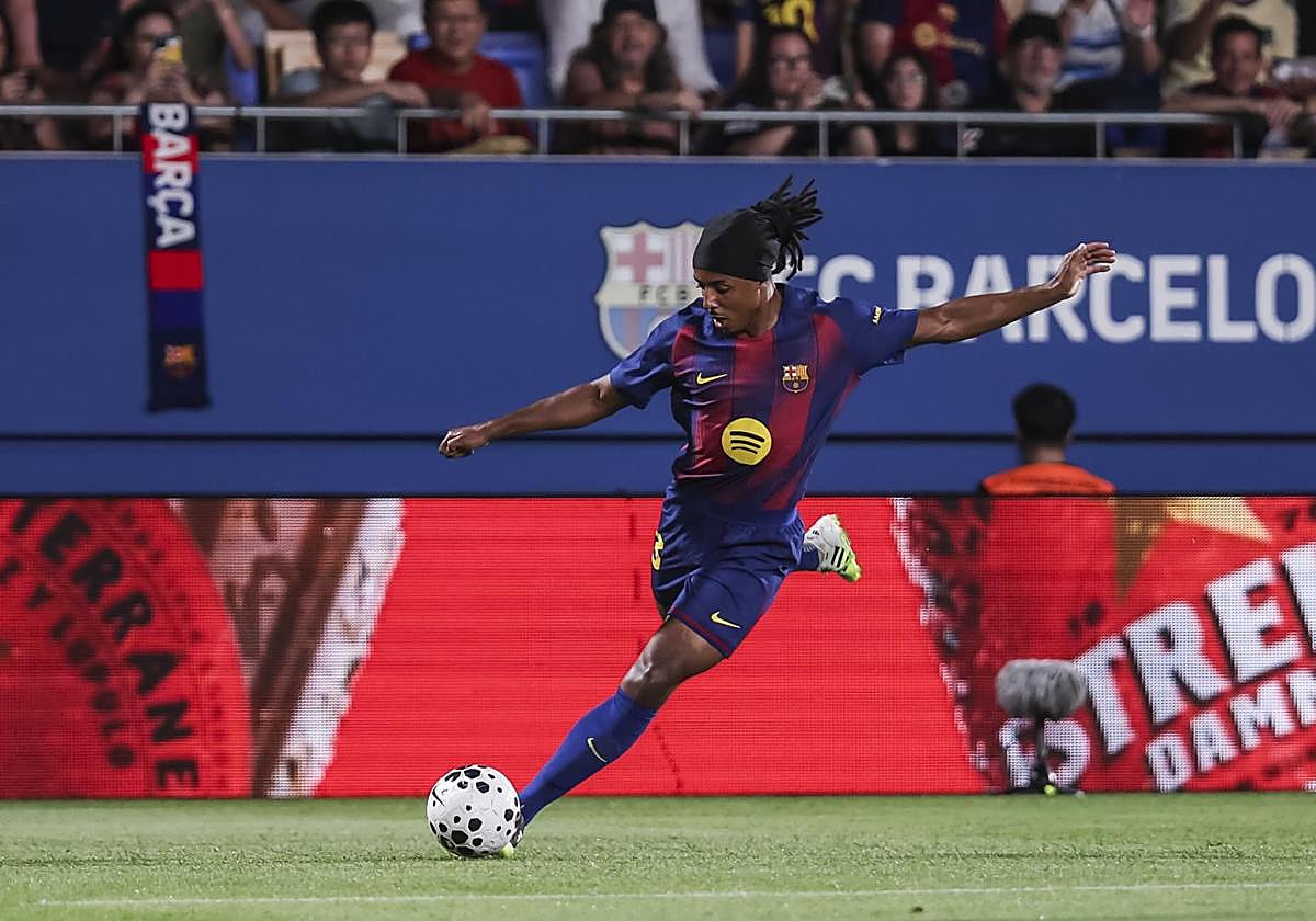 Koundé, durante el duelo ante el Como en el Trofeo Joan Gamper.