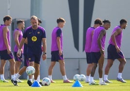 Hansi Flick, durante un entrenamiento del Barça.