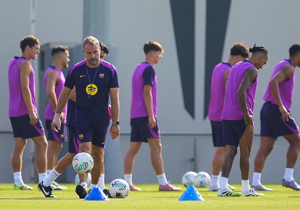 Hansi Flick, durante un entrenamiento del Barça.