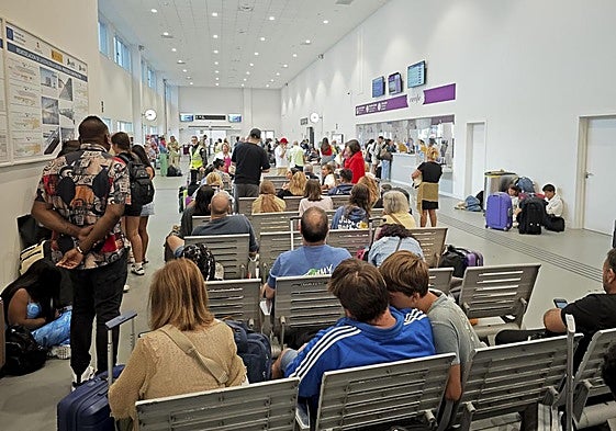 Viajeros esperan en Galicia