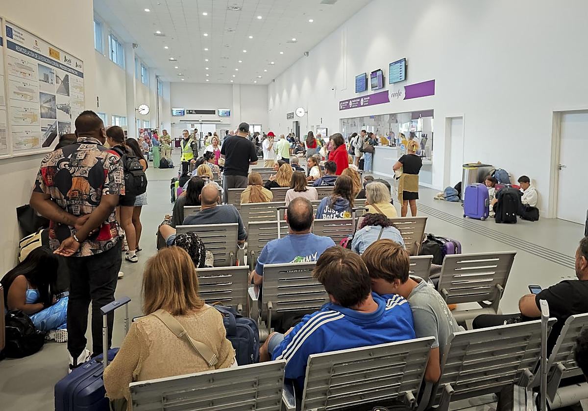 Viajeros esperan en Galicia
