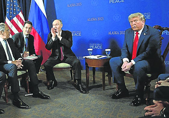 Putin se dirige a alguien en presencia de Trump durante la reunión en Alaska.