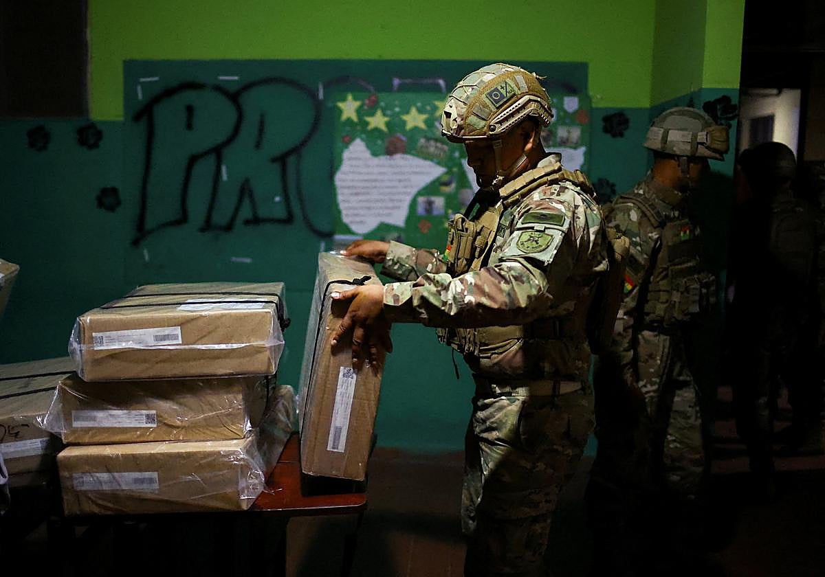 Un soldado revista el material para las elecciones de hoy en Bolivia.