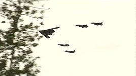 El B-2 y los F-22 Raptor sobrevuelan la base de Anchorage.
