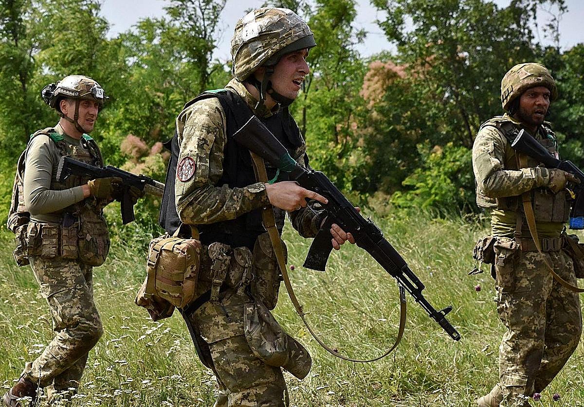 Tres jóvenes reclutas se entrenan antes de acudir al frente.