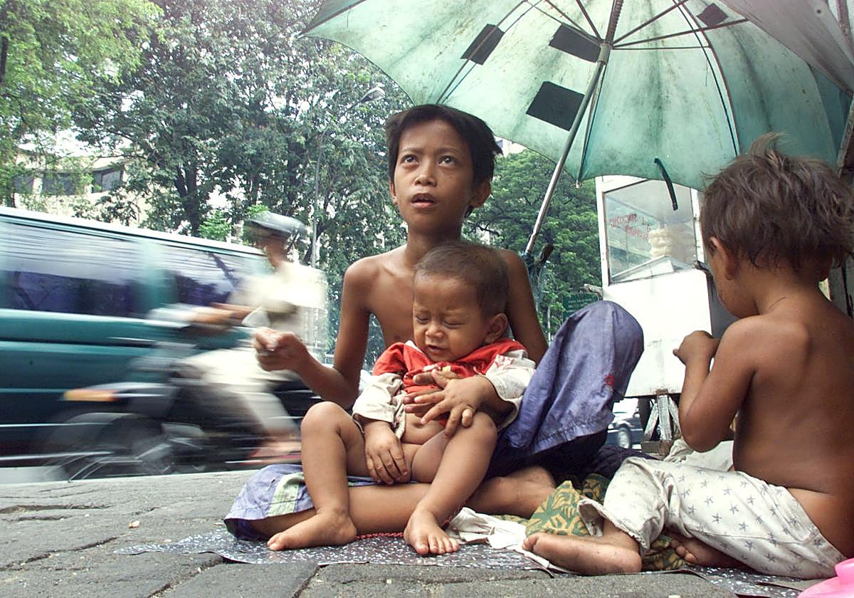 Tres niños en una calle de Yakarta.